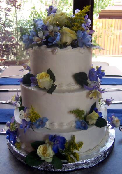 Click here to see more wedding cake designs